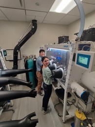 Students using a machine in the lab 