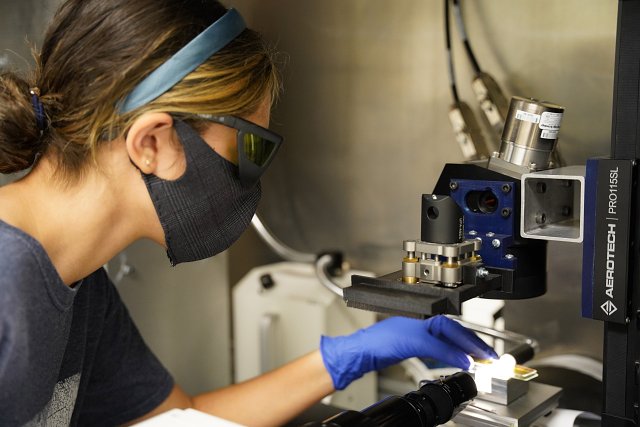 A student works in the lab as part of the I-DREAM4D summer internship program.