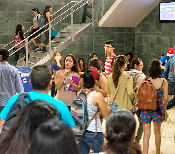 PHOTO 1 - Students, first day of class - EDINBURG CAMPUS