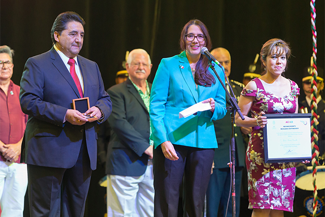 Dr. Karen Lozano, a Julia Beecherl Endowed Professor in mechanical engineering and director of Nanotechnology Center of Excellence at The University of Texas Rio Grande Valley, was awarded the 2018 “Mexicanos Distinguidos” (Distinguished Mexicans) Award for her impressive achievements in the Science, Technology, Engineering and Mathematics (STEM) fields. Lozano accepted the award from Mexican Consul in McAllen Eduardo Bernal, during the “Grito de La Independencia” ceremony at the City of McAllen’s Fiesta de Palmas on Sept. 23. The award acknowledged a total of 31 Distinguished Mexicans who live in 31 cities, in 16 countries. (UTRGV Photo by David Pike)