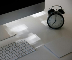 A Mac computer with a clock in the top right corner