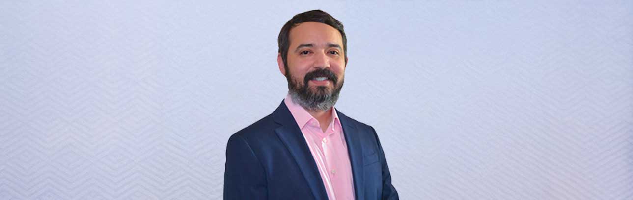 Dr. Raul Garza recipient of the Outstanding Faculty Teaching Award