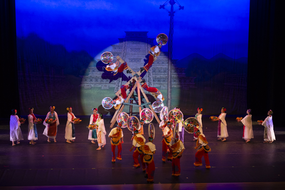 The Ballet Folklórico de la Universidad Veracruzana was invited by the Center for Latin American Arts to visit the United States and perform with UTRGV dancers in Edinburg and Brownsville in December 2019. The Center for Latin American Arts also hosted workshops to teach Ballet Folklórico with the performers from the Universidad Veracruzana at twelve public schools in the Rio Grande Valley in December. Our community engagement committee made the BFUV concert more successful than any other event. 9