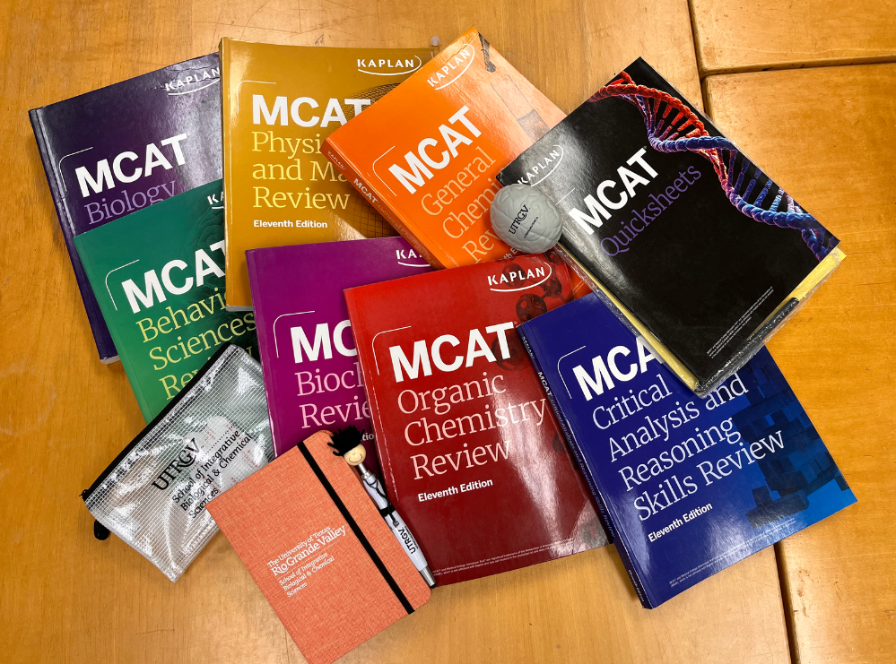 Image of several MCAT study textbooks 