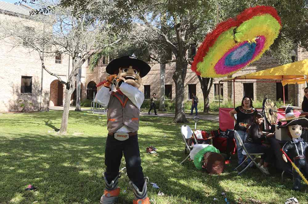 Cheerleaders and Victory the Vaquero posing