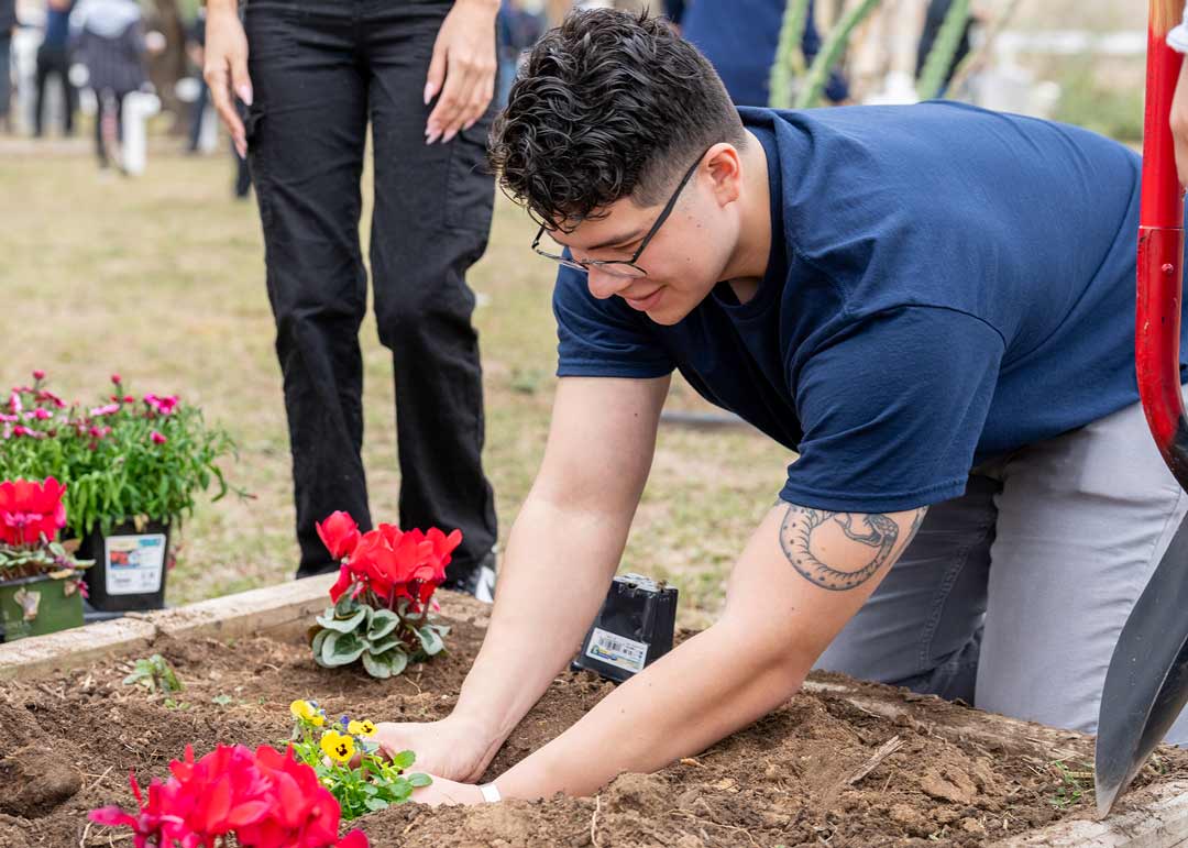 Student Leaders Volunteering 