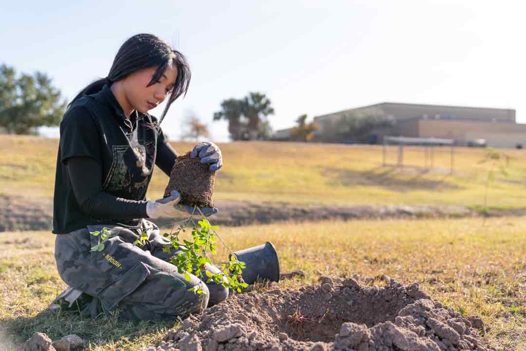 Student Leaders Volunteering 