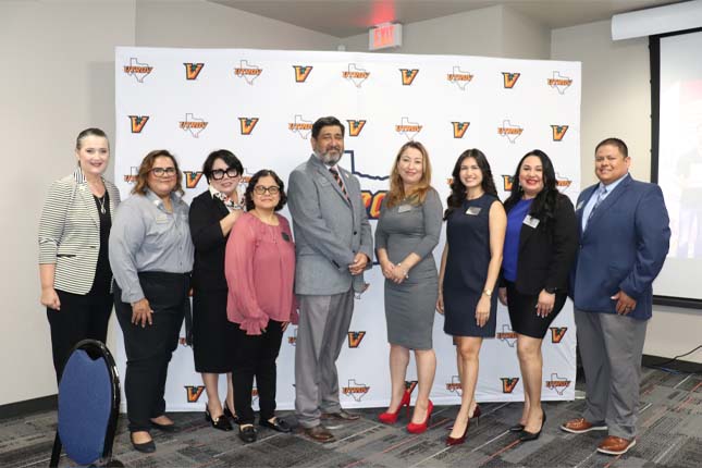 utrgv-gear-up-team-members-posing-for-group-photo.jpg