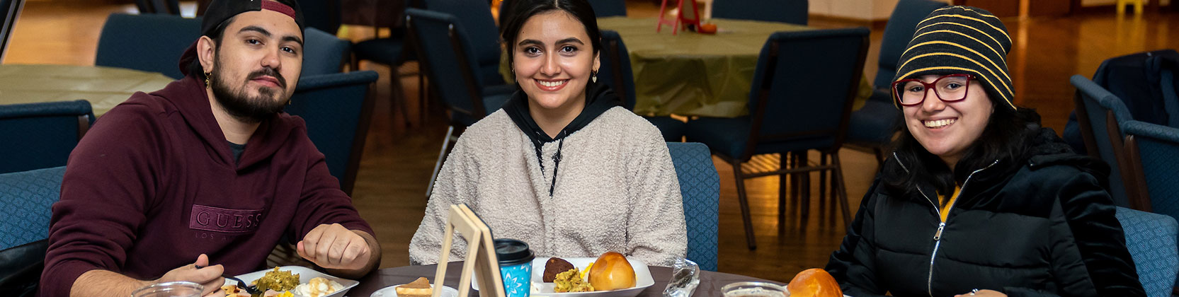 stuident eating Thanksgiving lunch