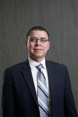 Dr. Leonel Vela