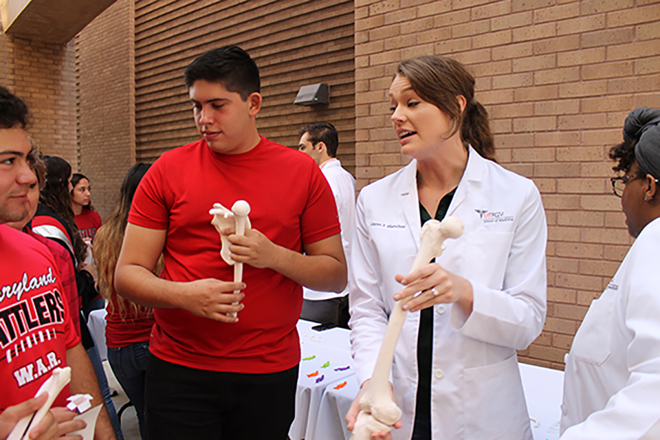 UTRGV medical student Lauren Muenchow shows a model of a human bone to high school students during a health professions fair, held at the UTRGV School of Medicine during HESTEC Week 2018. More than 1,000 middle and high school students visited the School of Medicine’s Medical Education Building to learn more about career opportunities in the health professions. (UTRGV Photo)