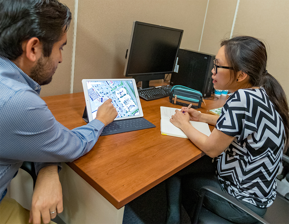 Marie Chang, owner of the BARA Exotic Food restaurant, discusses ways to improve her business with the UTRGV Entrepreneurship & Commercialization Center staff. (UTRGV Photo by David Pike)