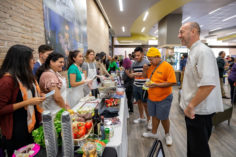 Chef Marcel Fortuin and students