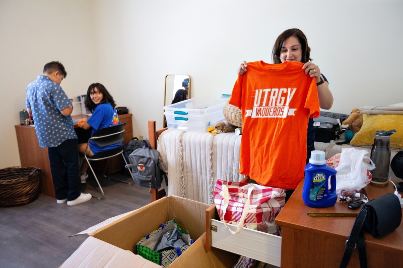 Incoming freshman Maya Gamboa and her mother Sylvia Gamboa