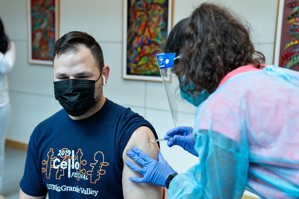 UTRGV Student being vaccinated