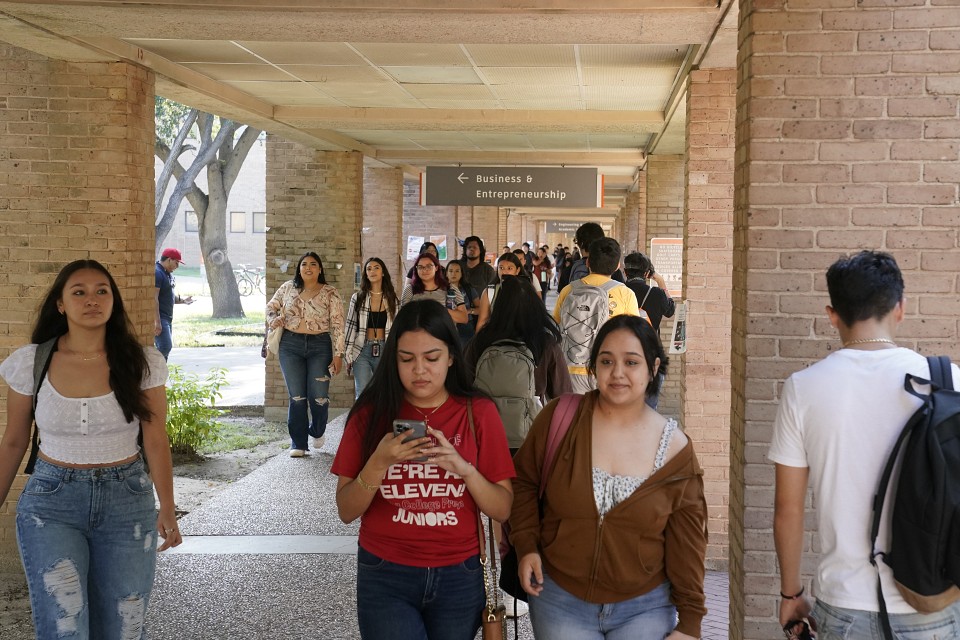 UTRGV students walking on campus