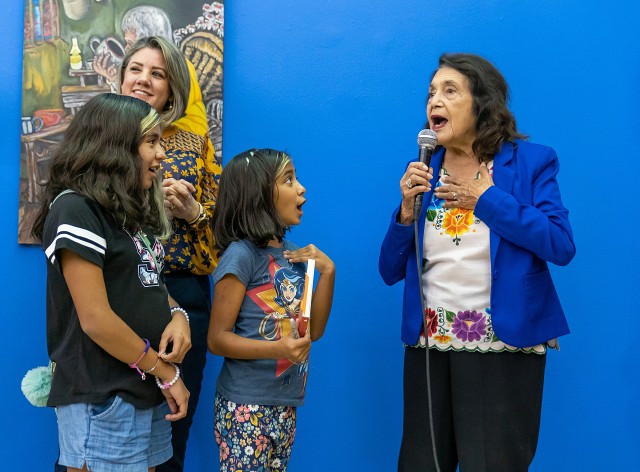 Dolores Huerta speaks to two young girls