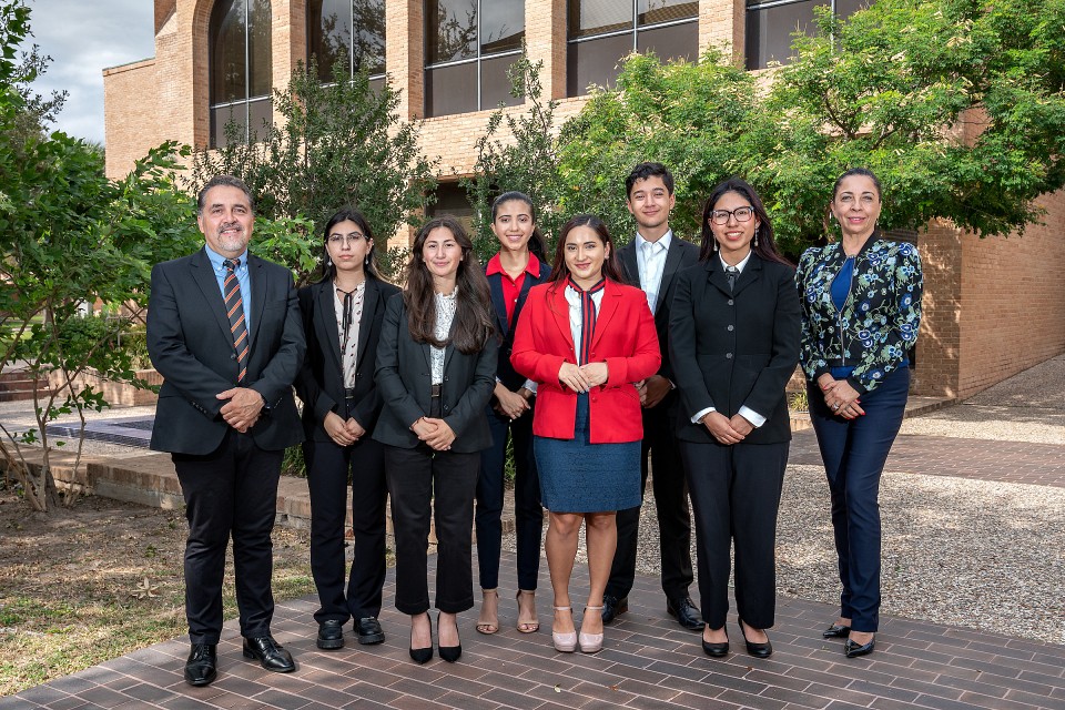 UTRGV Robert C. Vackar College of Business & Entrepreneurship students selected for the Kemper Scholars Program with faculty on Friday, Oct. 28, 2022 in Edinburg, Texas. From L to R: Dr. Jorge Vidal, Kayla Flores, Fatima Mancia Mendoza, Alejandra Avilez, Itzel Rojas, Josiah Gonzalez, Lizbeth Ramirez, & Maria Leonard.