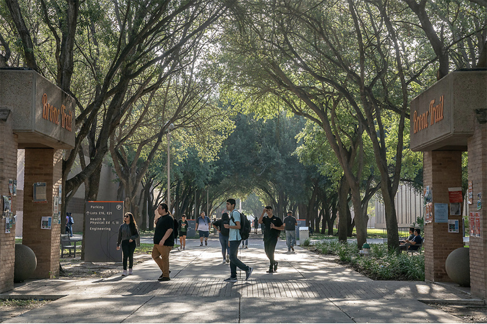 UTRGV students on first day of Spring 2023 semester in Edinburg.Image description