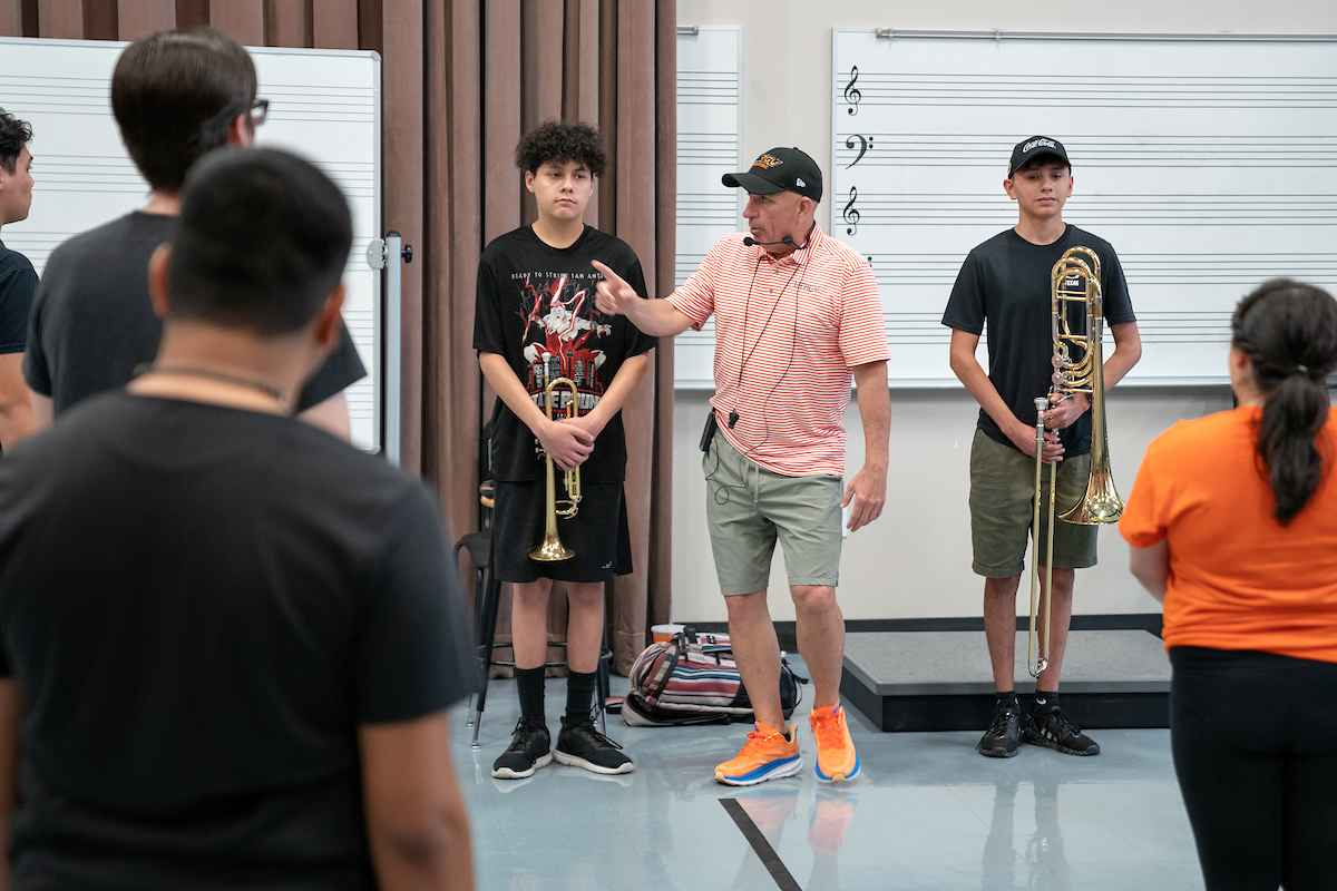 utrgv marching band director ronnie rios and music students