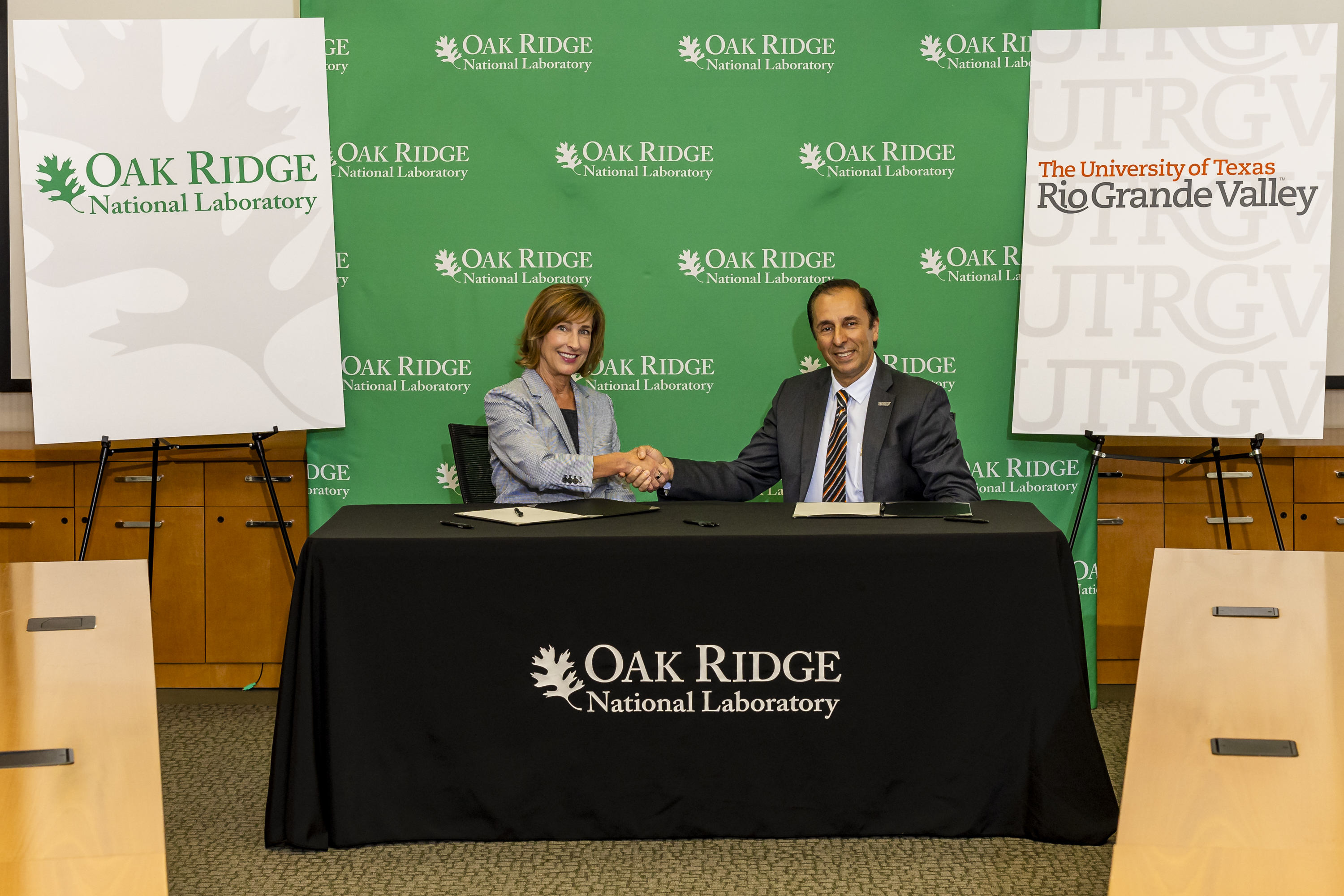 utrgv and ORNL signing mou