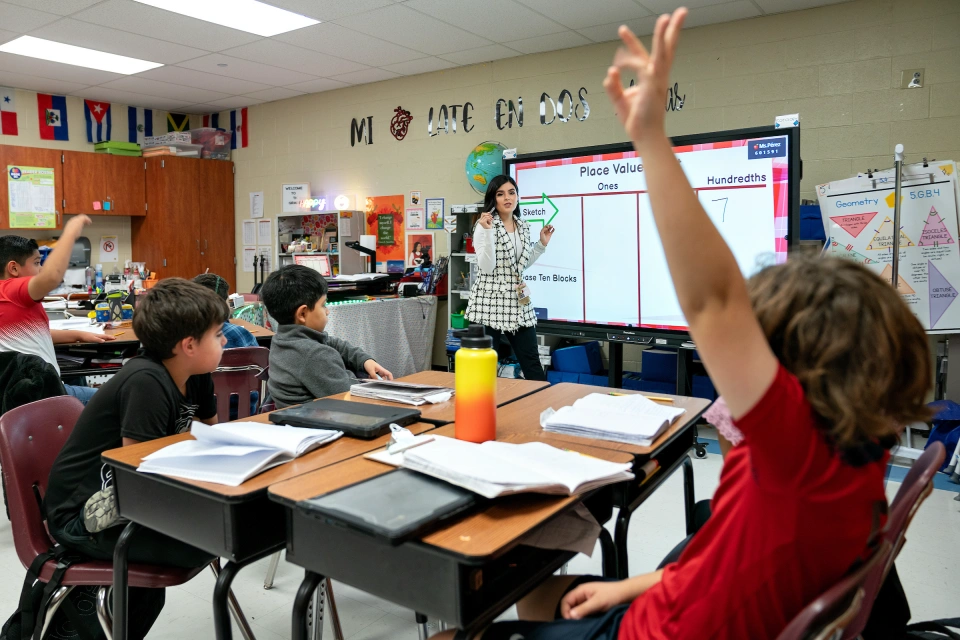 UTRGV alum Raquer Perez teaching her class