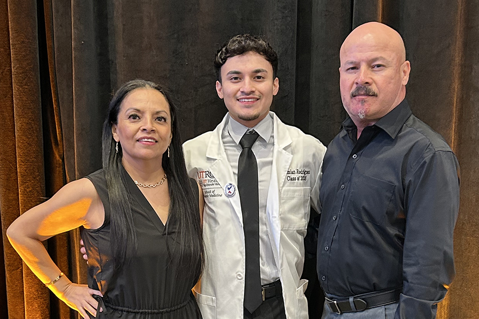 UTRGV student Demian Rodriguez and his parents.