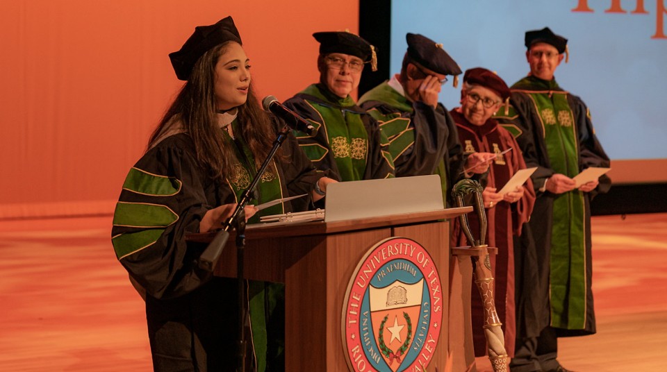 Class of 2023 Student Representative Sabrina Orta leads the recitation of the Physician's Oath.