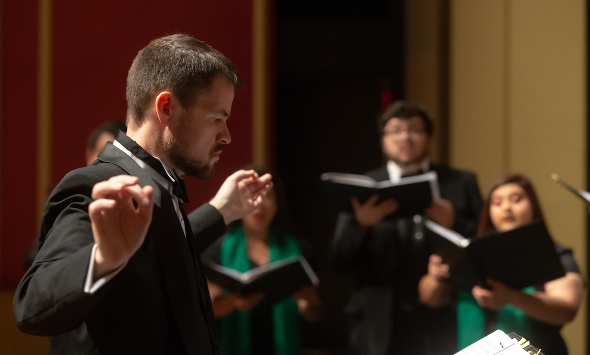 Thumbnail:  Dr. Sean Taylor conducts the Master Chorale performance