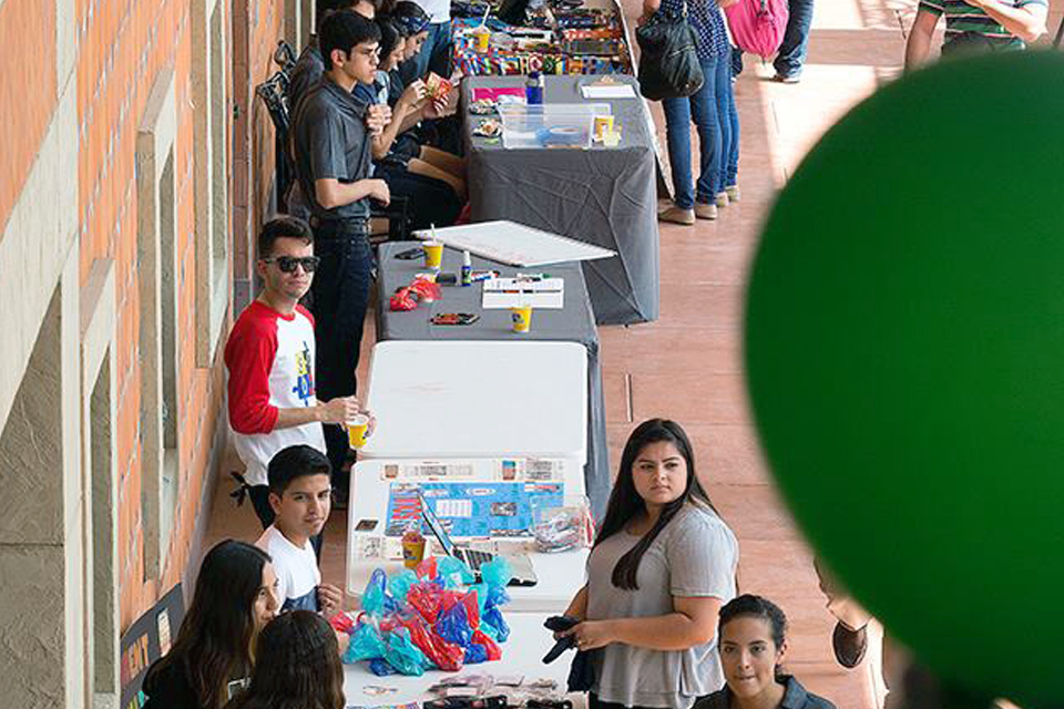 UTRGV students at the involvement fair during Picnic With the President on Thursday, Sep. 3, 2015 at El Gran Salon in Brownsville, Texas. UTRGV photo by Paul Chouy