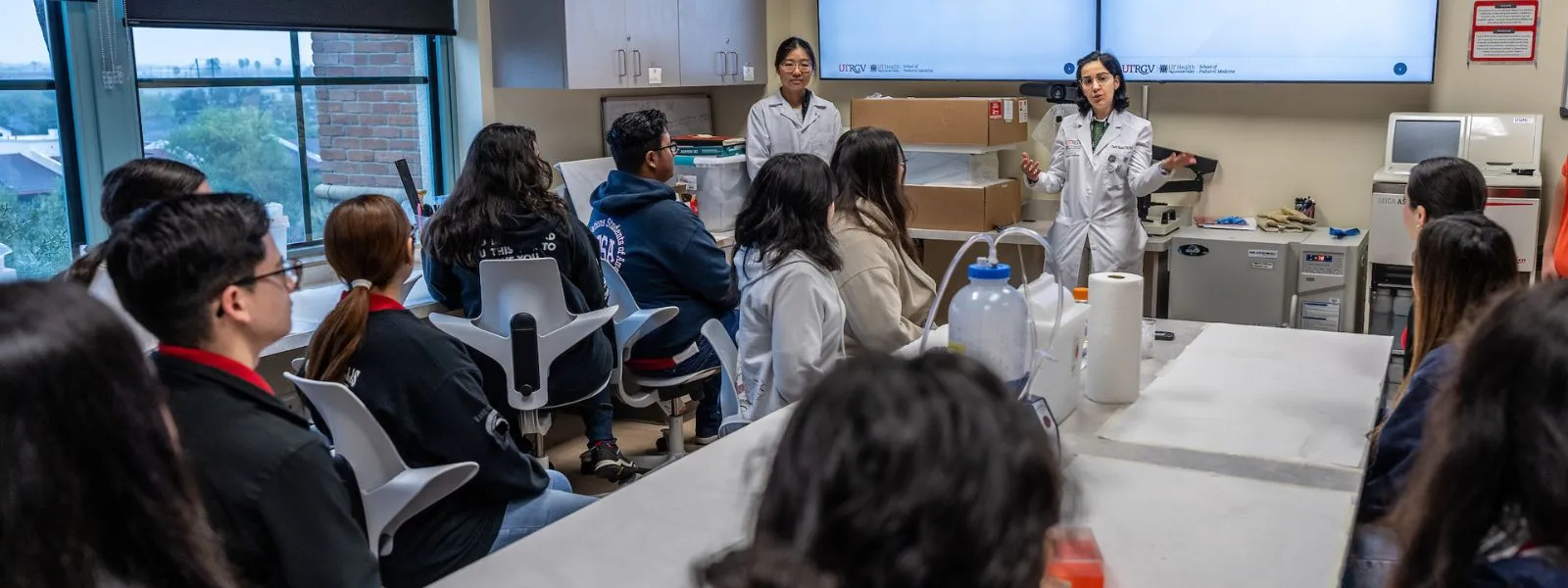 Faculty teaching students in UTRGV class.