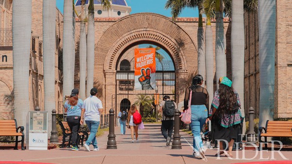 Students walk to the Main Building on the Brownsville campus. ModernThink hosted town hall meetings last Wednesday and Thursday to share the results of the Transforming our World Campus Climate Survey with students and employees. Luis Martinez Santillano/The Rider Photo