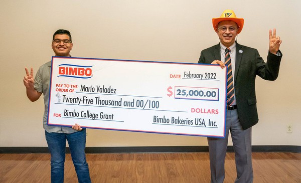 Mario Valadez, a UTRGV mechanical engineering student, was presented with a $25,000 check for being one of four Bimbo USA College Grant Sweepstakes grand prize winners on Feb. 21 at the Edinburg Campus. Dr. Ala Qubbaj, dean of the College of Engineering and Computer Science, was on hand to present the check to Valadez from the largest bakery company in the United States. (UTRGV Photo by David Pike)