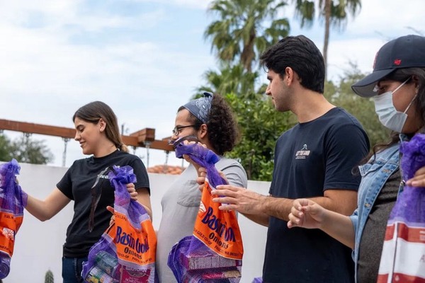 The mission of UTRGV’s Enactus chapter is to help make lasting, positive impacts in the community – a mission that has been heightened during the COVID-19 pandemic. Members of Enactus helped put together Thanksgiving meal bags for our annual Cansgiving drive. (Photo Credit: Enactus RGV Instagram)